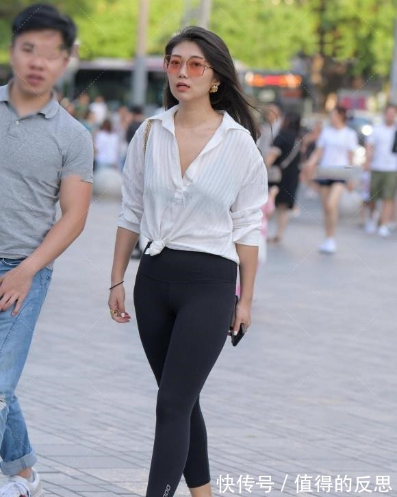 休闲鞋 白衬衫配黑色健美裤,美的简单又大方,穿出潇洒的美,迷人的魅力!
