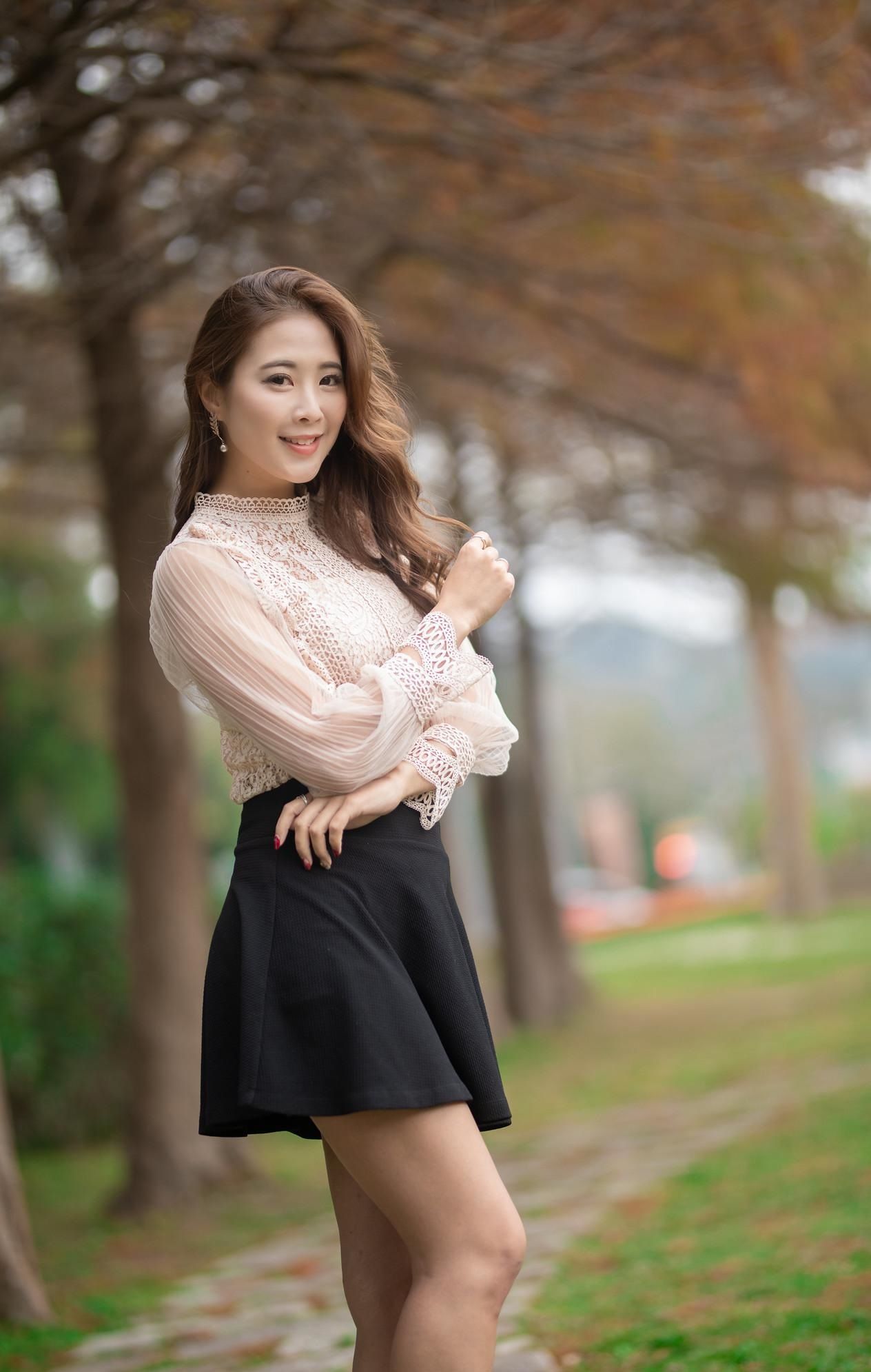 蕾丝小衫半身裙搭配一双白色小皮靴，性感迷人并不妩媚妖娆，美