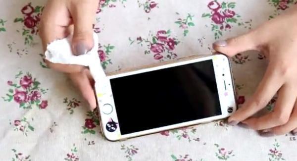 手机屏幕脏了别用水擦,教你2个妙招,擦完跟新买的一样干净