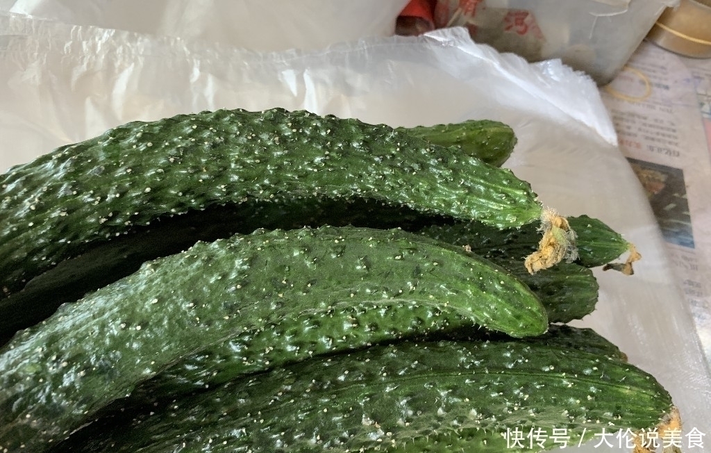 买黄瓜时，挑直的还是弯的？老菜农：牢记这5点，就不会买错了