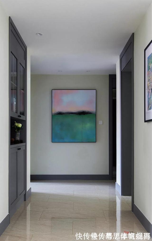 墙板|他家136平新房，家具优雅，客厅大方，背景墙富有品味！太迷人了