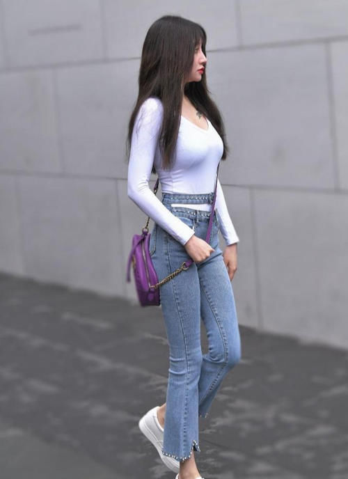 牛仔短裤搭配白上衣,更能体现女性魅力#时尚穿搭# #时尚街拍#