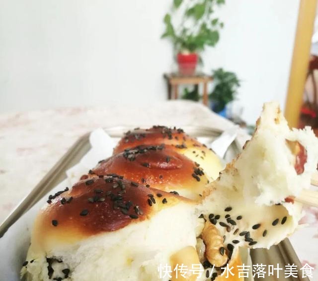 自己在家做面包，加核桃、腰果、芝麻、葡萄干、大枣等，营养十足！