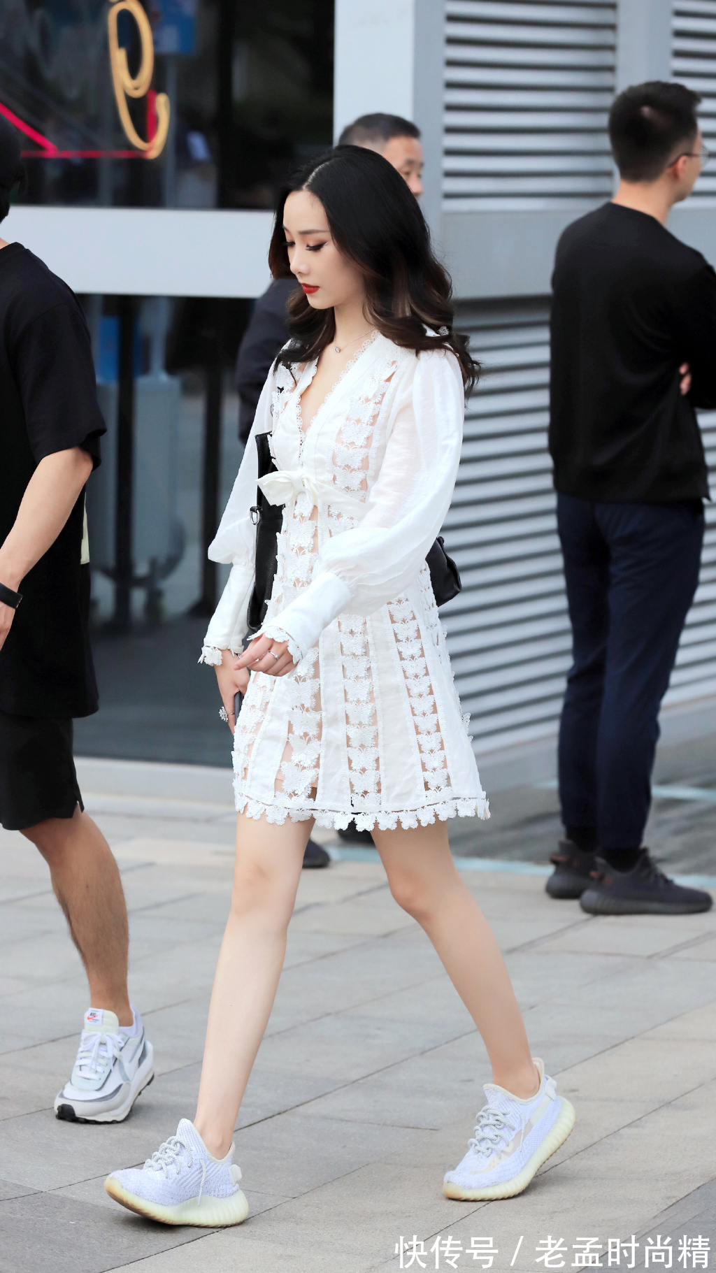 镂空裙|街拍美女:气质女生的白色镂空裙,高腰的设计长袖的款式,高挑靓丽又清新