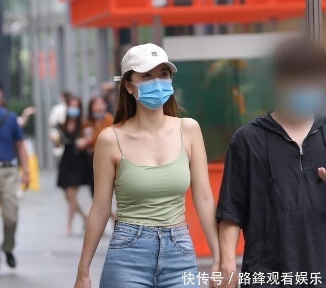 微胖妹子的休闲装,吊带搭配牛仔裤,轻松展现清纯魅力