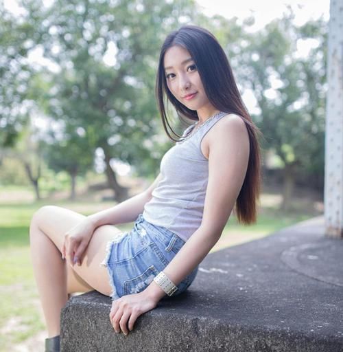 热裤|街拍美女热裤,简约不失女人味,知性温婉,让妹子的美尽情释放