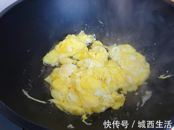 鸡蛋和它一起炒，头发乌黑，口臭没了，睡眠也好了，不懂就真亏了