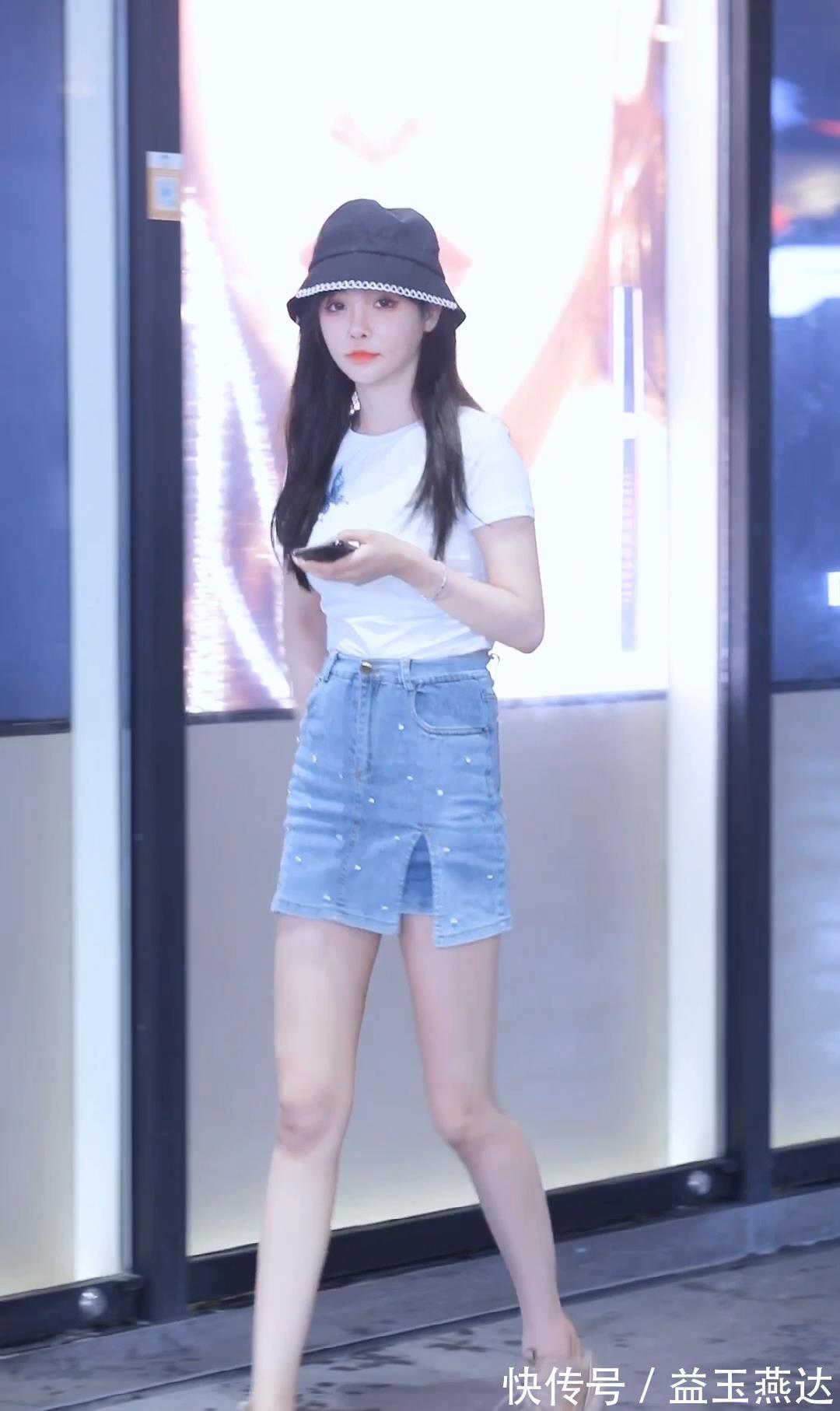 小姐姐|甜美系小姐姐,经典白T恤搭配超短裙,一顶渔夫帽轻松打造时尚感
