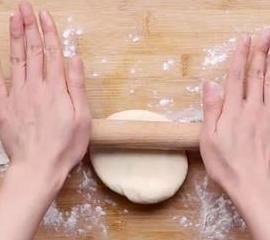 面粉|葱油饼最好吃的做法,层层酥脆,做法简单,学会就去摆摊