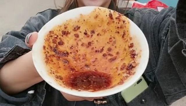 翻开|大妈街边卖小吃,3元2个,打开锅盖竟是一堆碗,翻开后原来是它