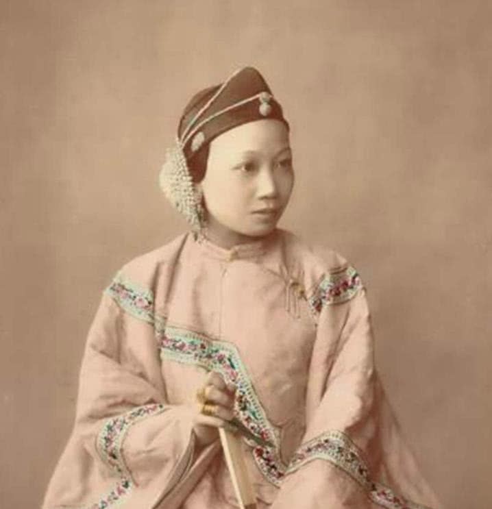 清朝|不要被黑白照片骗了,清朝女子换上现代妆容,颜值让你惊叹不已