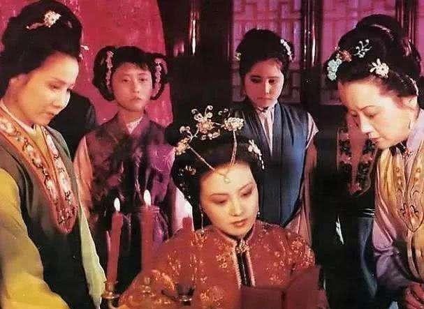 贾府&王熙凤在贾府一向嚣张跋扈,为何从不敢提自己父亲的名字?