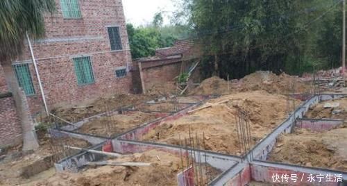 邻居们|打工仔回农村18万建房、8万装修，12米宽的大门被邻居们指指点点