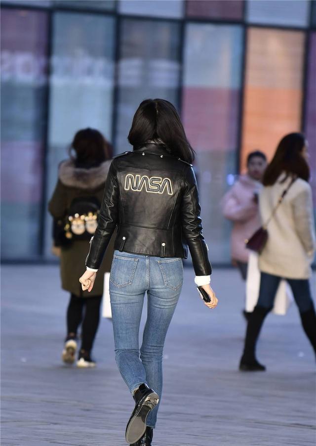 牛仔裤|紧身牛仔裤搭配皮夹克, 穿着平地短靴, 有身材的美更自信