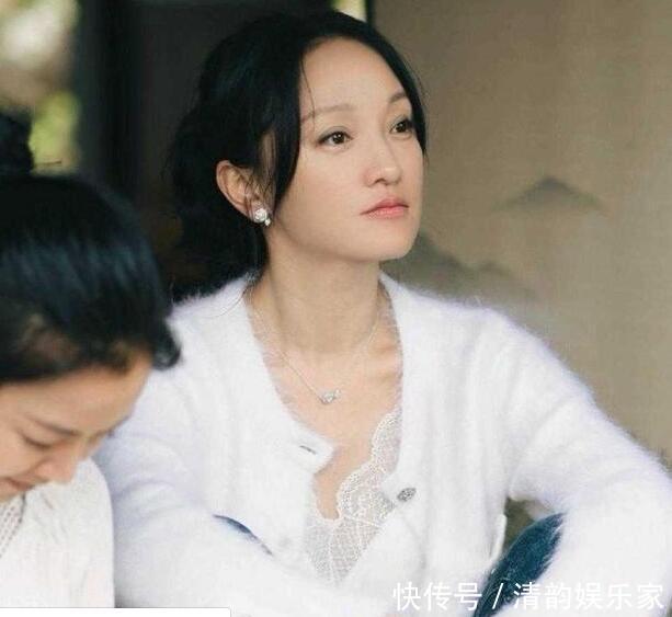 周迅又火了!戴着口罩素颜出镜却最抢眼,