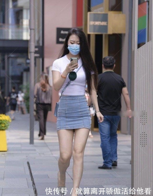 浅蓝色|白色短袖搭配浅蓝色修身牛仔裙,青春靓丽,自信大方