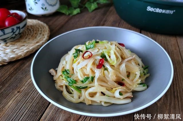 白菜帮这样做,清脆爽口又开胃,做法简单易学,太下饭了!