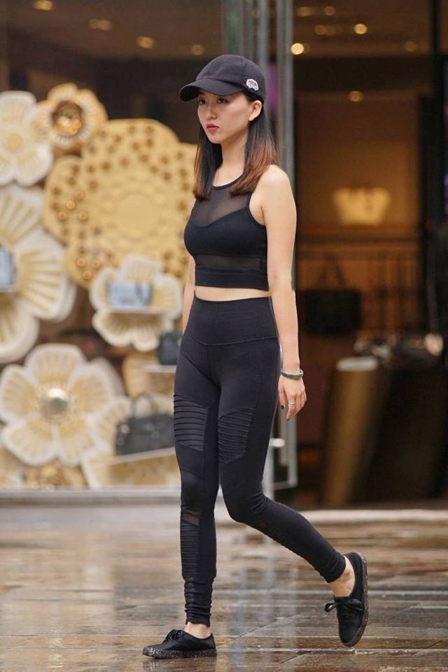 清爽出众打底裤穿搭展现时尚感,简约也是一种美,时尚前卫