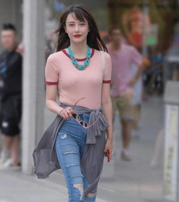 小姐姐穿着“狗啃牛仔裤”上街,成为街上的“飒”姐