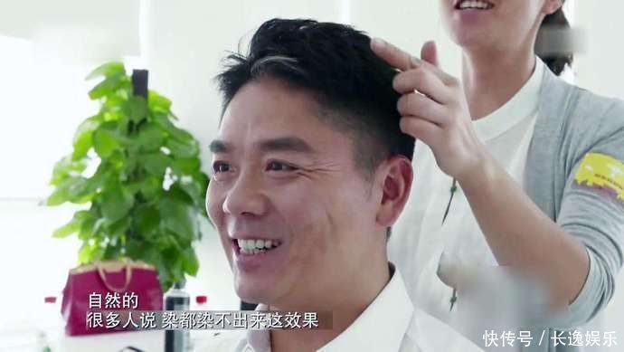 人大|刘强东年轻时的照片，这搭配让人心酸，网友感叹这才是白手起家