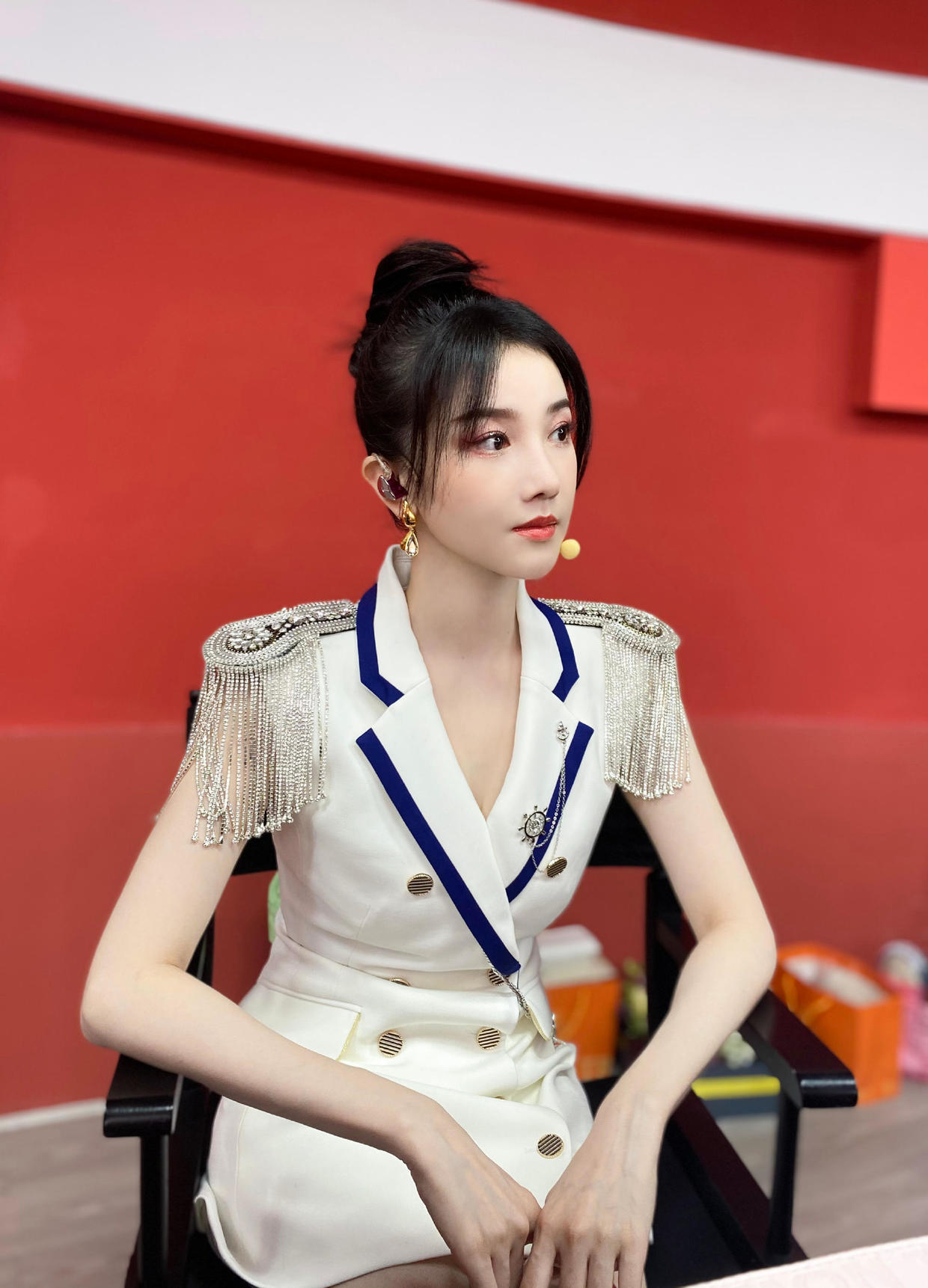 短裤|陈小纭为减龄又“费心思”了,宽松针织衫配绿色短裤,又美又耐看