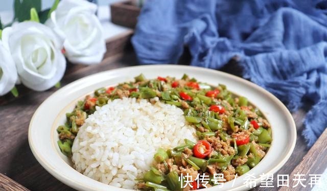 菜梗|7月，这碱性蔬菜可多吃，2块钱买1大捆，去叶留菜梗一炒，真爽脆！