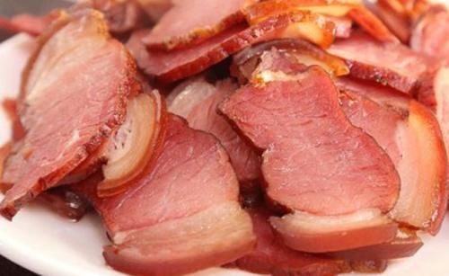 保存腊肉,直接冷冻是大错!学会这2招,腊肉香软好吃,放1年不坏