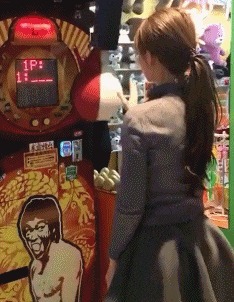 |搞笑GIF:本来我也想吃一口 但是碍于面子没张口