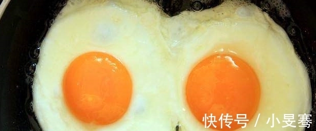 鸡蛋|荷包蛋总是煎不好？教你一招，煎出来的鸡蛋又圆又嫩，还不粘锅！