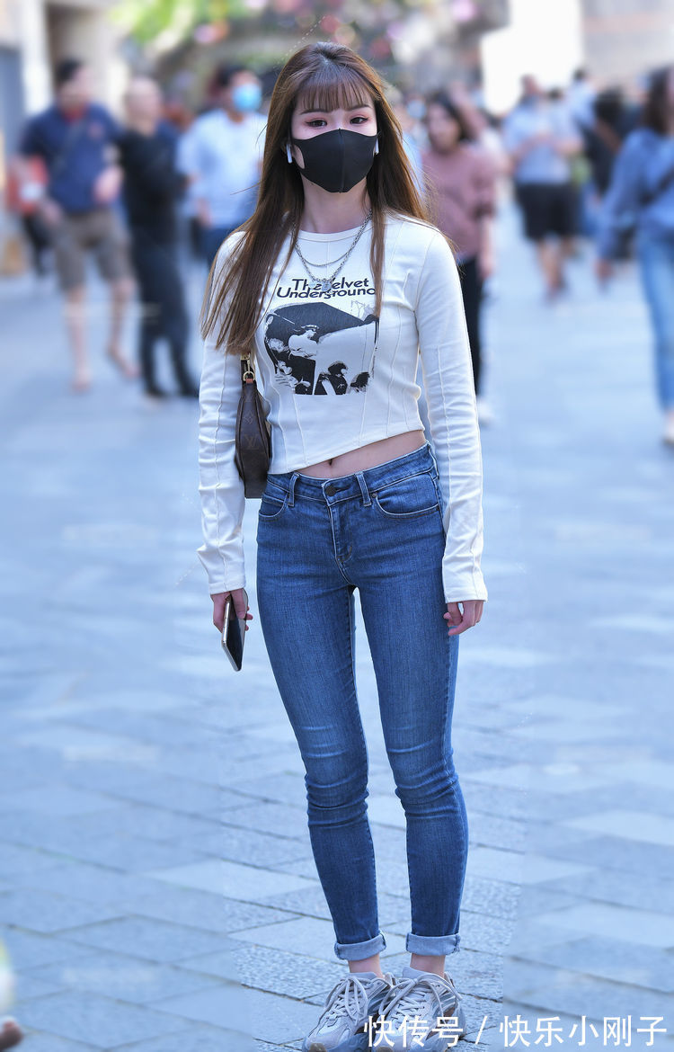 体恤 牛仔裤搭配白色体恤,简单随便,非常漂亮