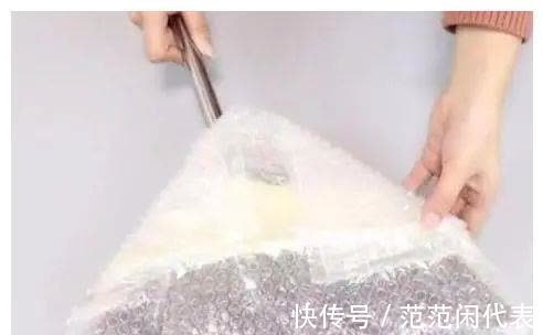 快递里的气泡垫别当垃圾扔了，老婆放在厕所里，一年能省好几百