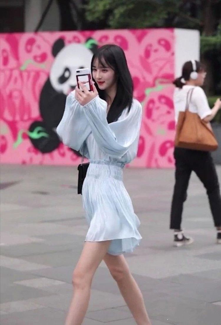 一字|街拍：清凉雅致的一字肩短裙, 夏日穿搭轻盈又舒适, 气质女生都爱穿