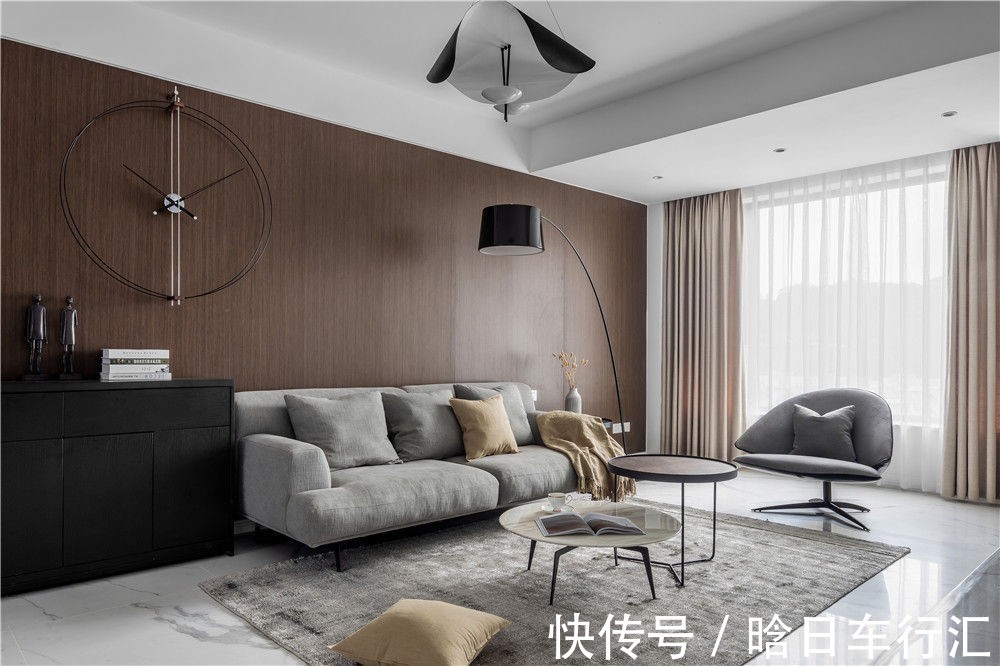 业主|黑白灰和实木打造的空间,设计独立入户鞋帽间,满足五口人的需求