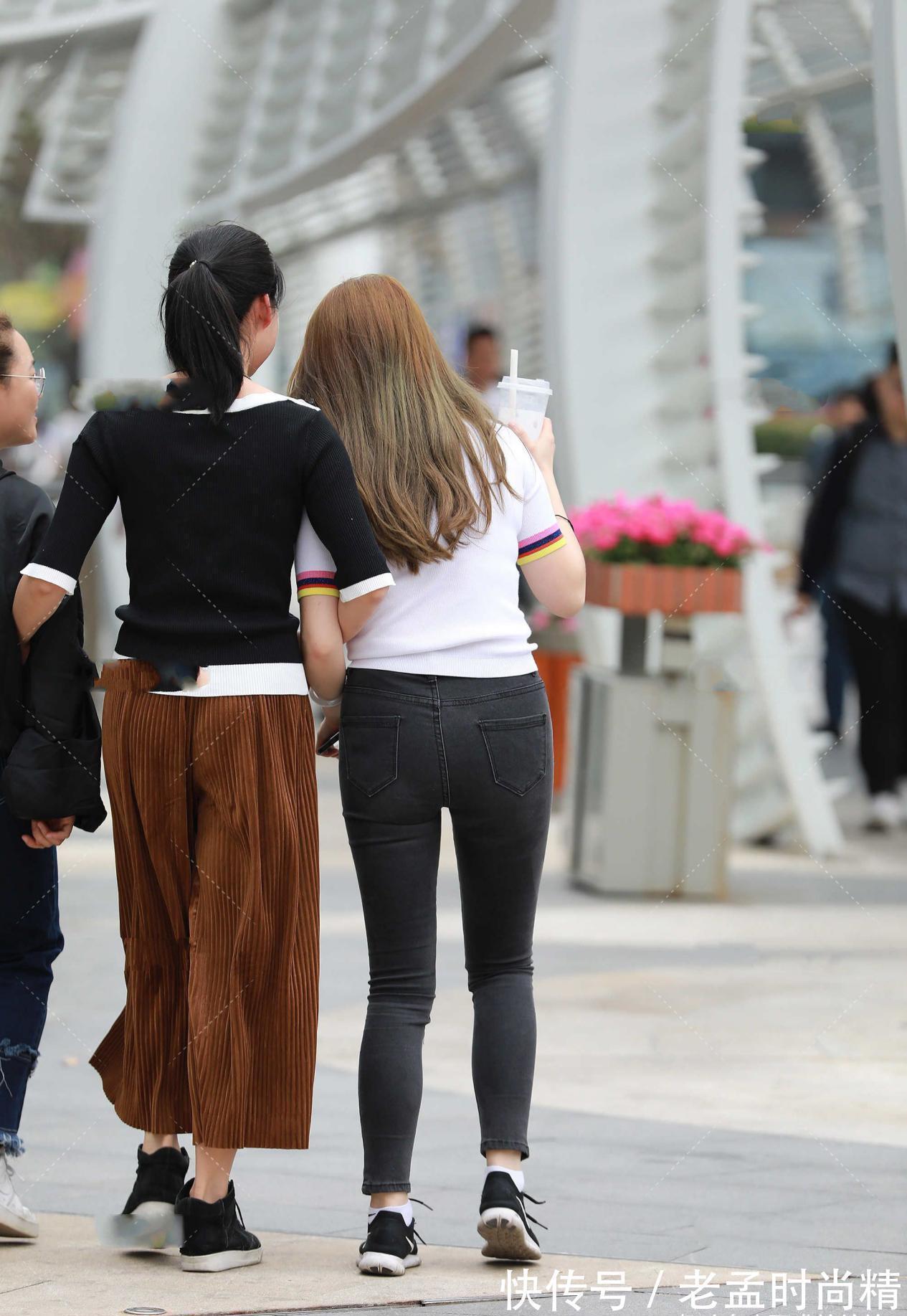 针织开衫|白色修身针织衫,搭配黑色牛仔裤,简单大气,彰显青春时尚感