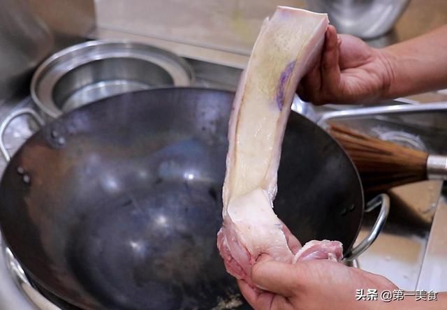 清香|五花肉别再红烧了，试试这道雪梨五花肉，肥而不腻，清香美味