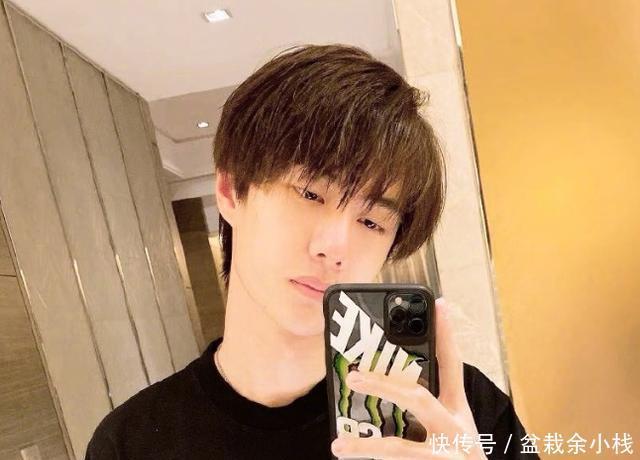 王一博|晒晒王一博自己住的家,内部布置像个出租房,平时在客厅做饭