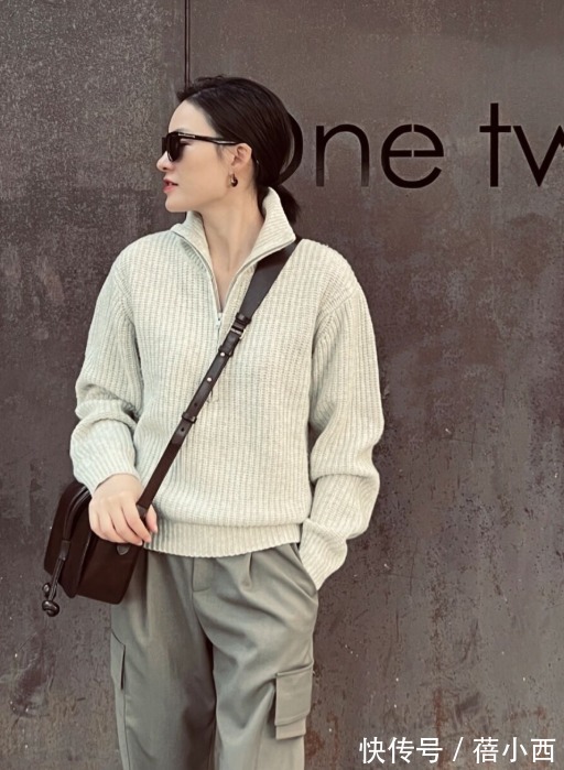 浅色系 新年穿搭怎么能没有高领衫?建议你这样穿,走亲访友别人都夸你美