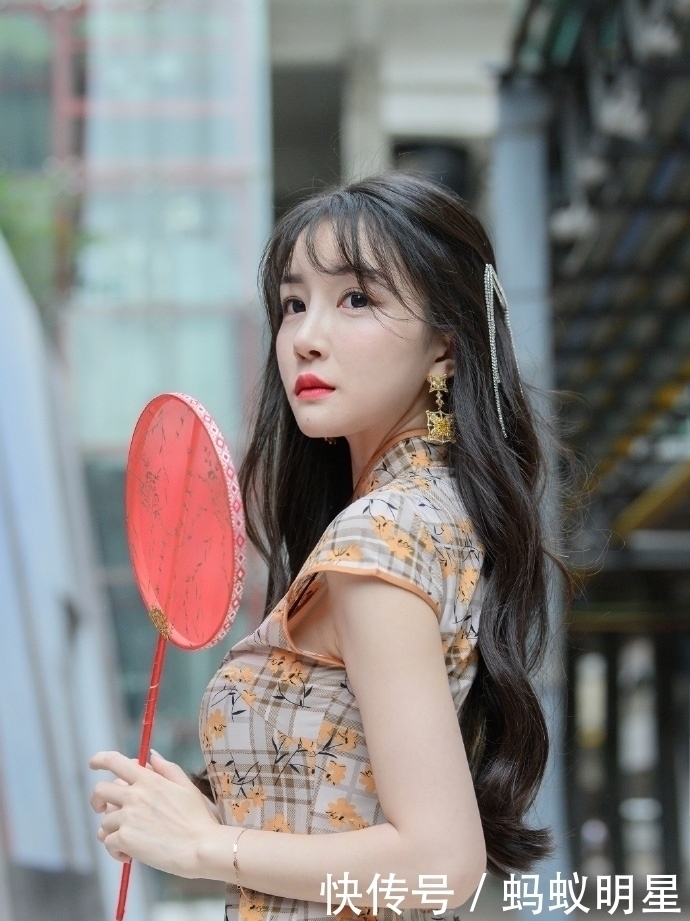 街拍|美女的眼妆很明显,和栗子色的卷发搭配起来很耐看