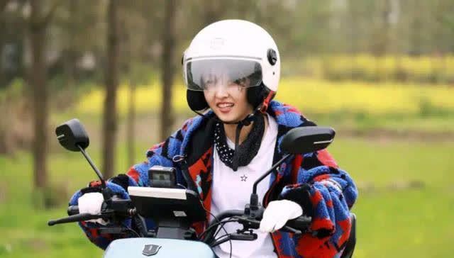 张子枫在《向往的生活》不会活跃气氛为何三季了还一直存在呢?