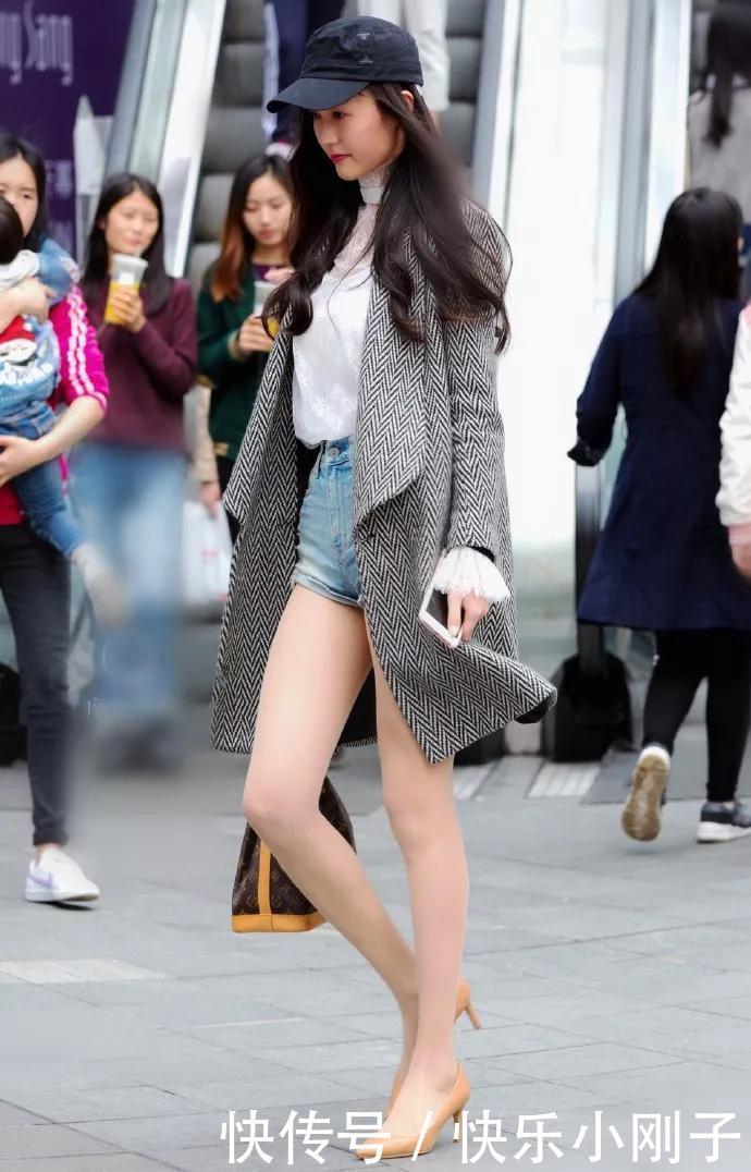 让她的双|穿红色吊带连衣裙,看上去十分的亮眼,清新又靓丽