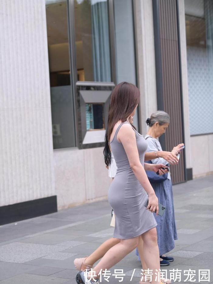 连衣裙|时尚感十足的女神，一件灰色修身连衣裙，肉感十足的优雅范