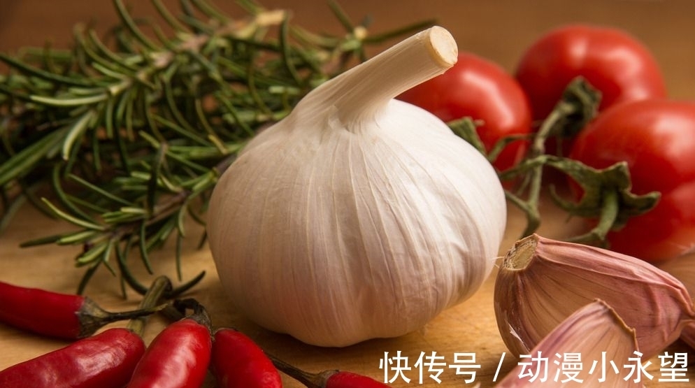诱发|告诉家人，大蒜不能与此物一起吃，容易诱发肠癌，很少人不知