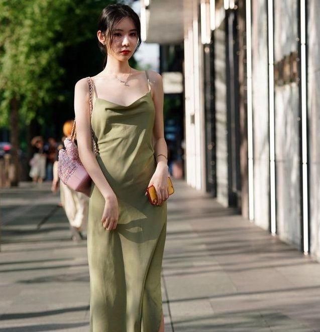 裙装美女身材性感,皮肤白皙,彰显优雅气质