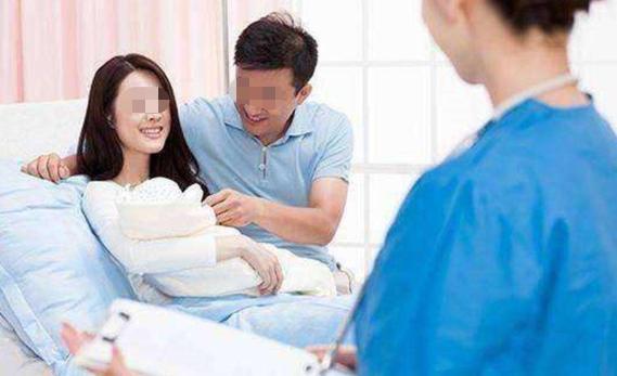 公共场合|宝妈地铁上掀衣哺乳,被大妈讽刺“不要脸”,宝妈反怼引乘客称赞