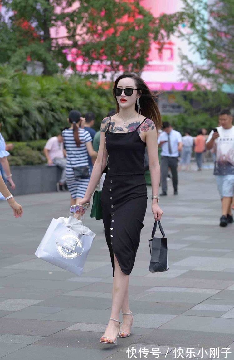 连衣裙 美丽优雅的连衣裙穿搭更显文雅范,凸显修长的身材,活泼俏皮