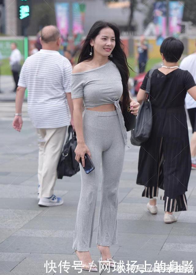 灰色|单肩上衣彰显“锁骨”立体感,别致休闲裤,水晶高跟鞋更有高雅感