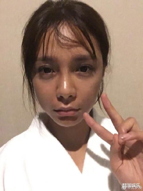 沈梦辰公开真实肤色引群星围观，成龙徒弟狂补刀，杨迪太会内涵了