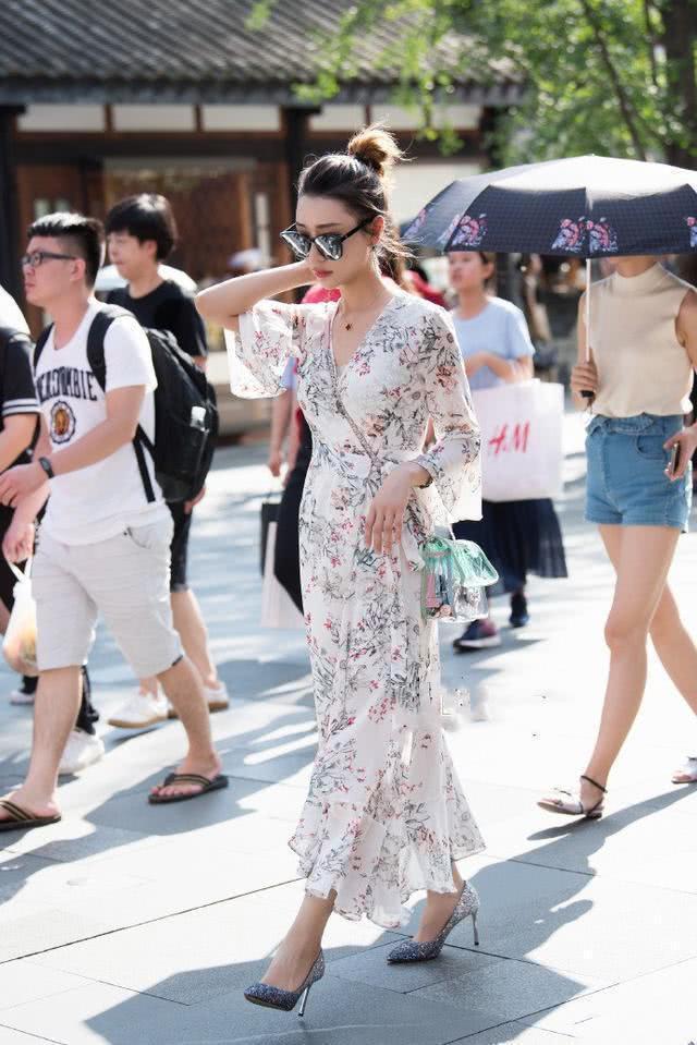 街拍:灼灼其华的美女,卡其色上衣配白色紧身裤,唯美好身姿