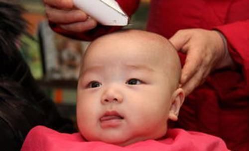 没长|奶奶给孙子剃"满月头",结果头发再也没长出来,医生简直胡闹