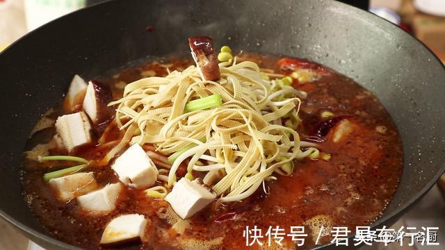 配菜|水煮鱼怎样做更好吃?大厨详细讲解鱼片腌制技巧,鱼肉滑嫩无腥味